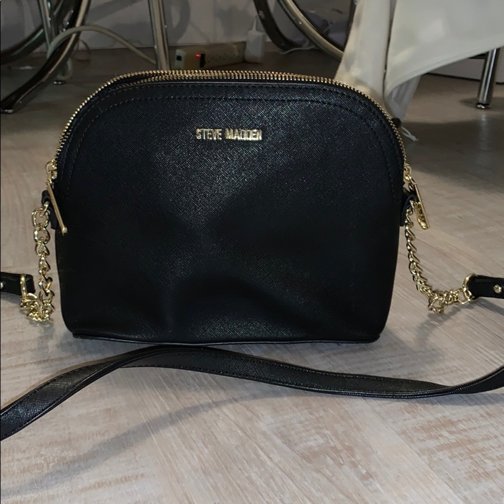 STEVE MADDEN BLACK & GOLD CROSSBODY BAG